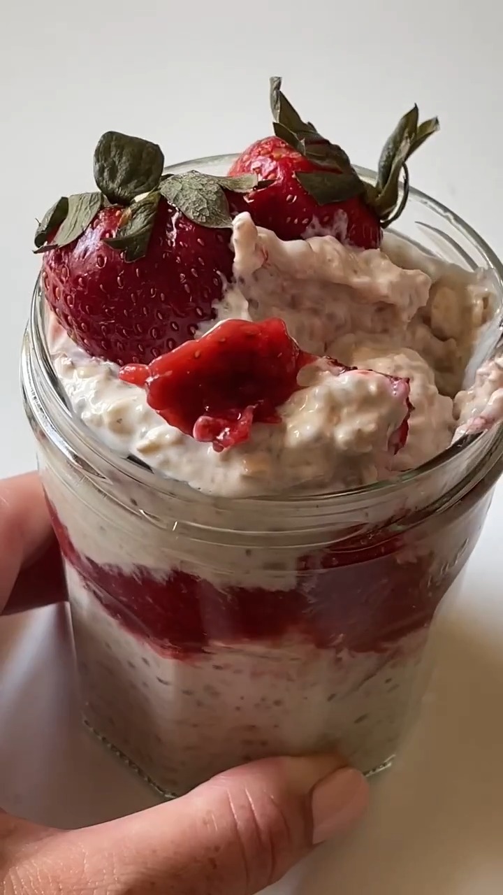 Strawberry Cheesecake Overnight Oats: A Breakfast Game-Changer