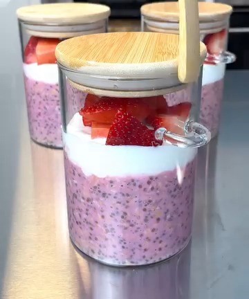 Strawberry Cream Overnight Oats